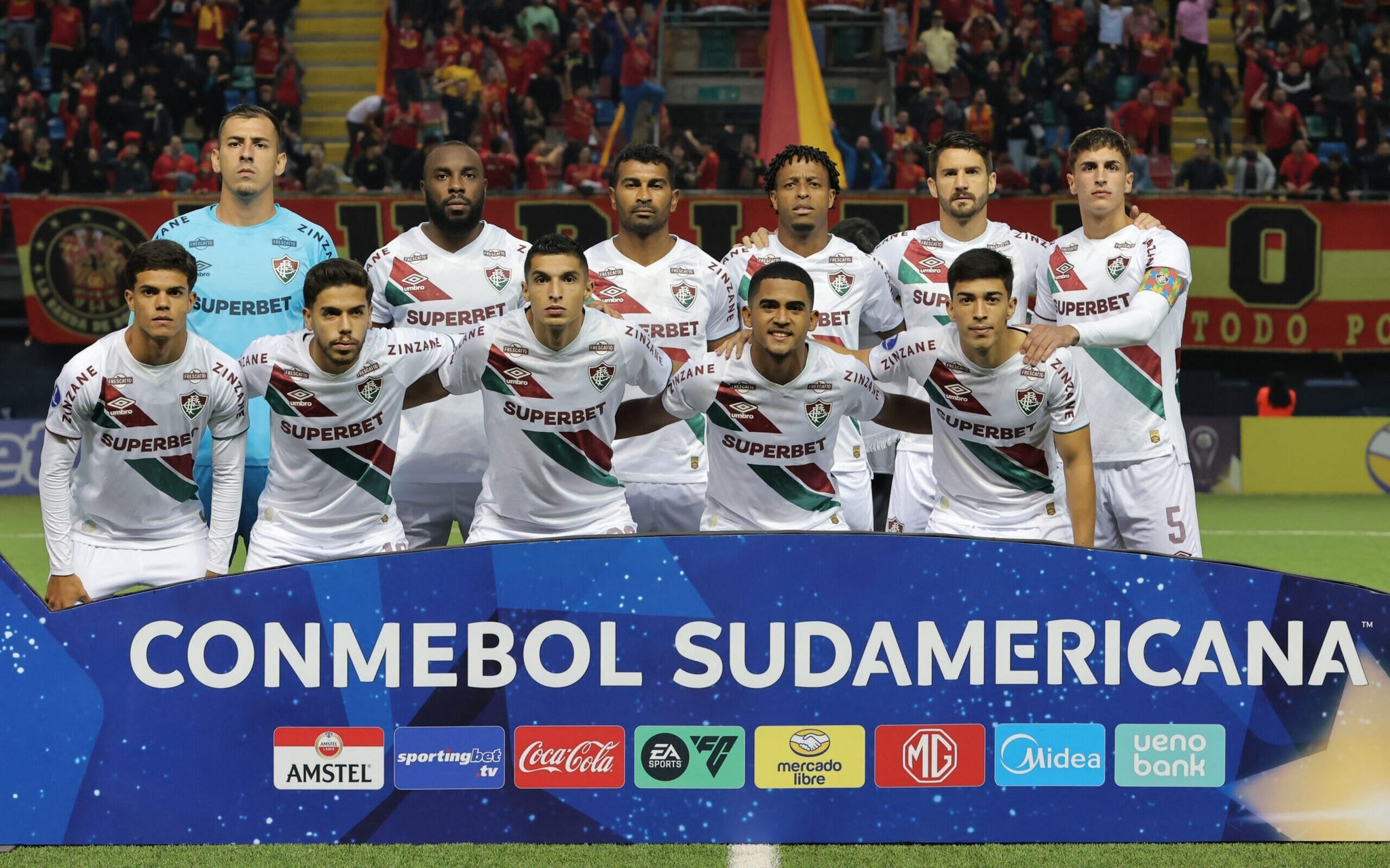 Jogadores do Fluminense antes de partida pela Sul-Americana (Foto: Javier TORRES / AFP)