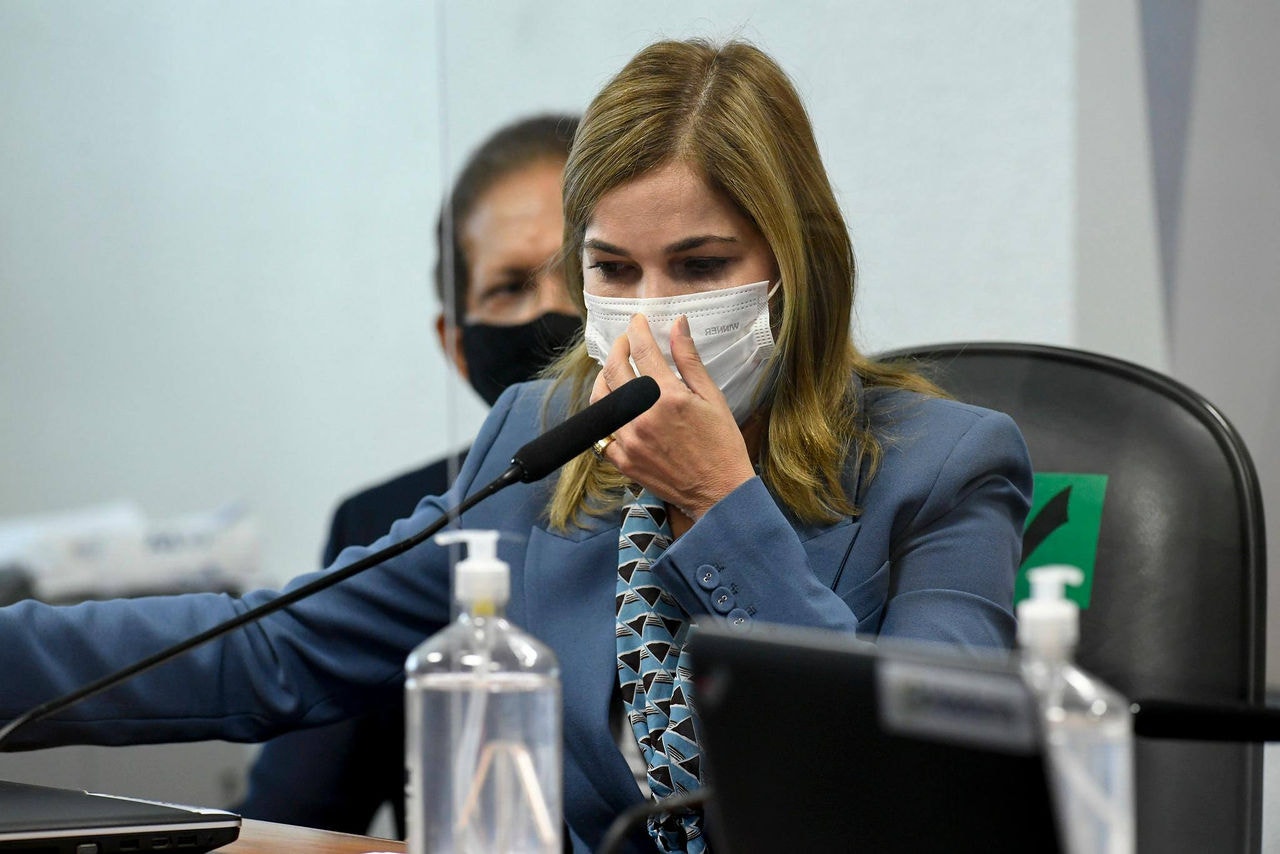 Mayra Pinheiro e Pazuello deram declarações contrastantes sobre a data que foram informados sobre a falta de oxigênio em Manaus