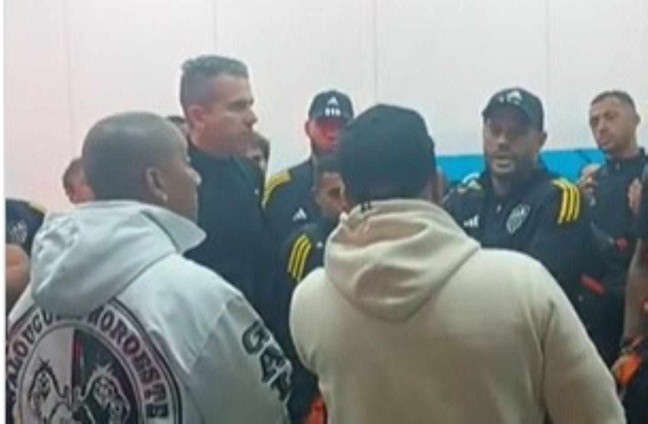 Torcedores do Atlético fazem protesto no aeroporto