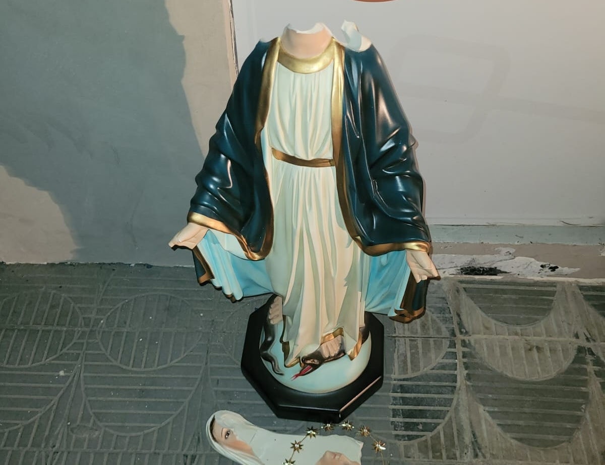 A imagem de Nossa Senhora das Graças estava quebrada