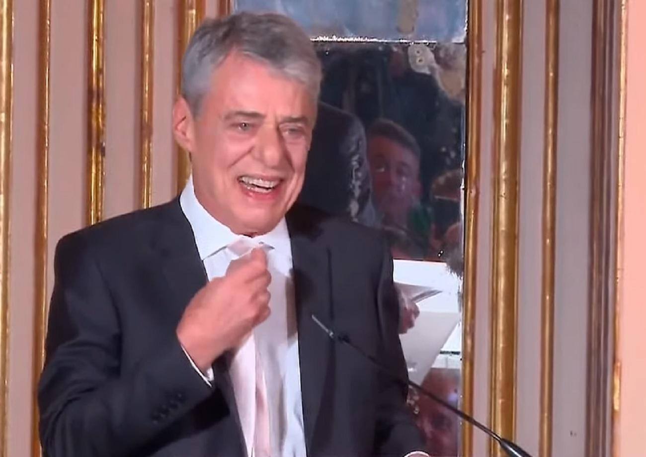 Chico Buarque mostra a gravata e ironiza polêmica envolvendo Janja em loja de luxo de Lisboa