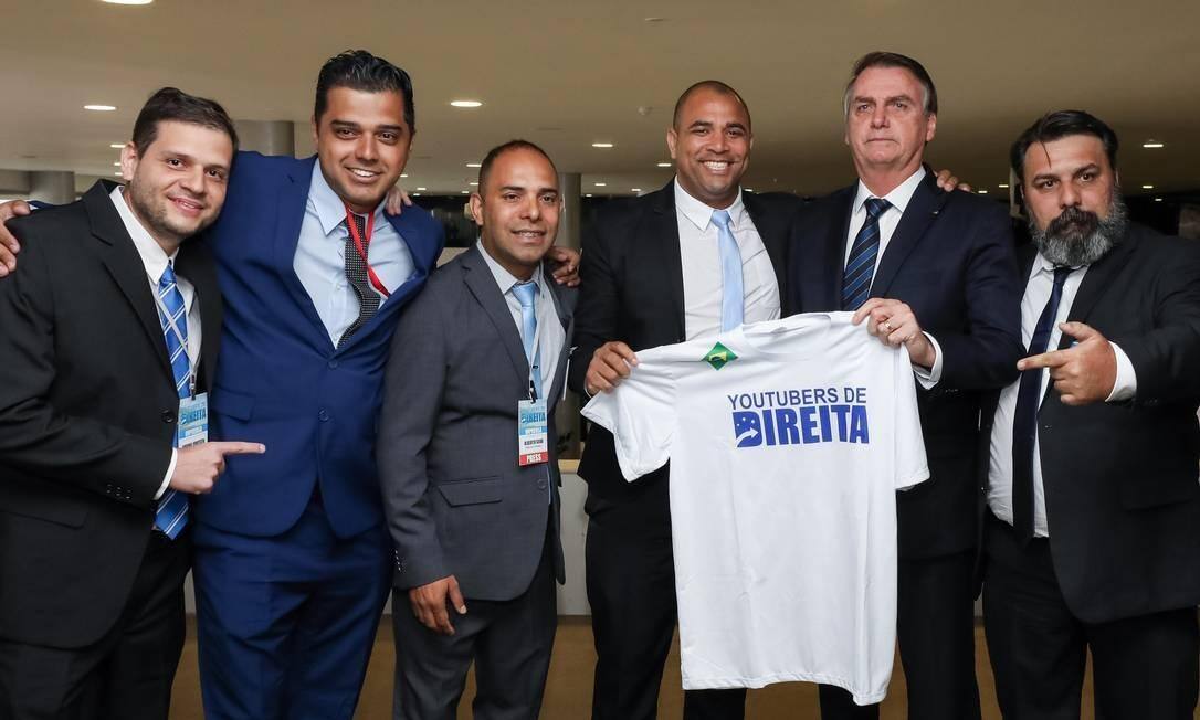 Jair Bolsonaro recebeu na manhã deste sábado (23), no Palácio da Alvorada, um grupo de youtubers de perfil pró-governo