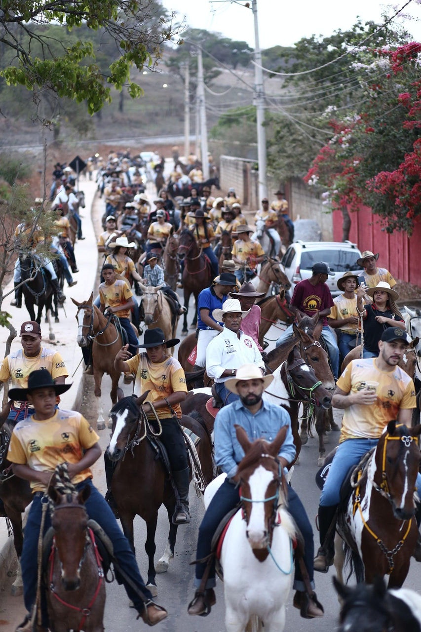 O evento nasceu da paixão de moradores e comitivas locais por cavalos, música e festa