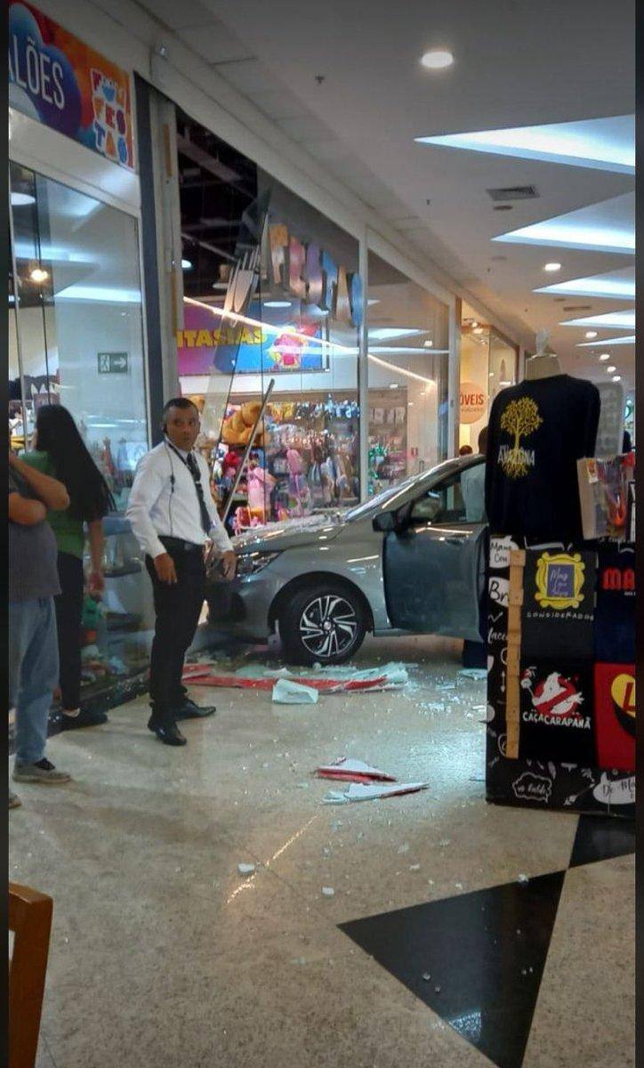 Mulher liga carro de exposição dentro de shopping e bate em vidraça de loja em Manaus