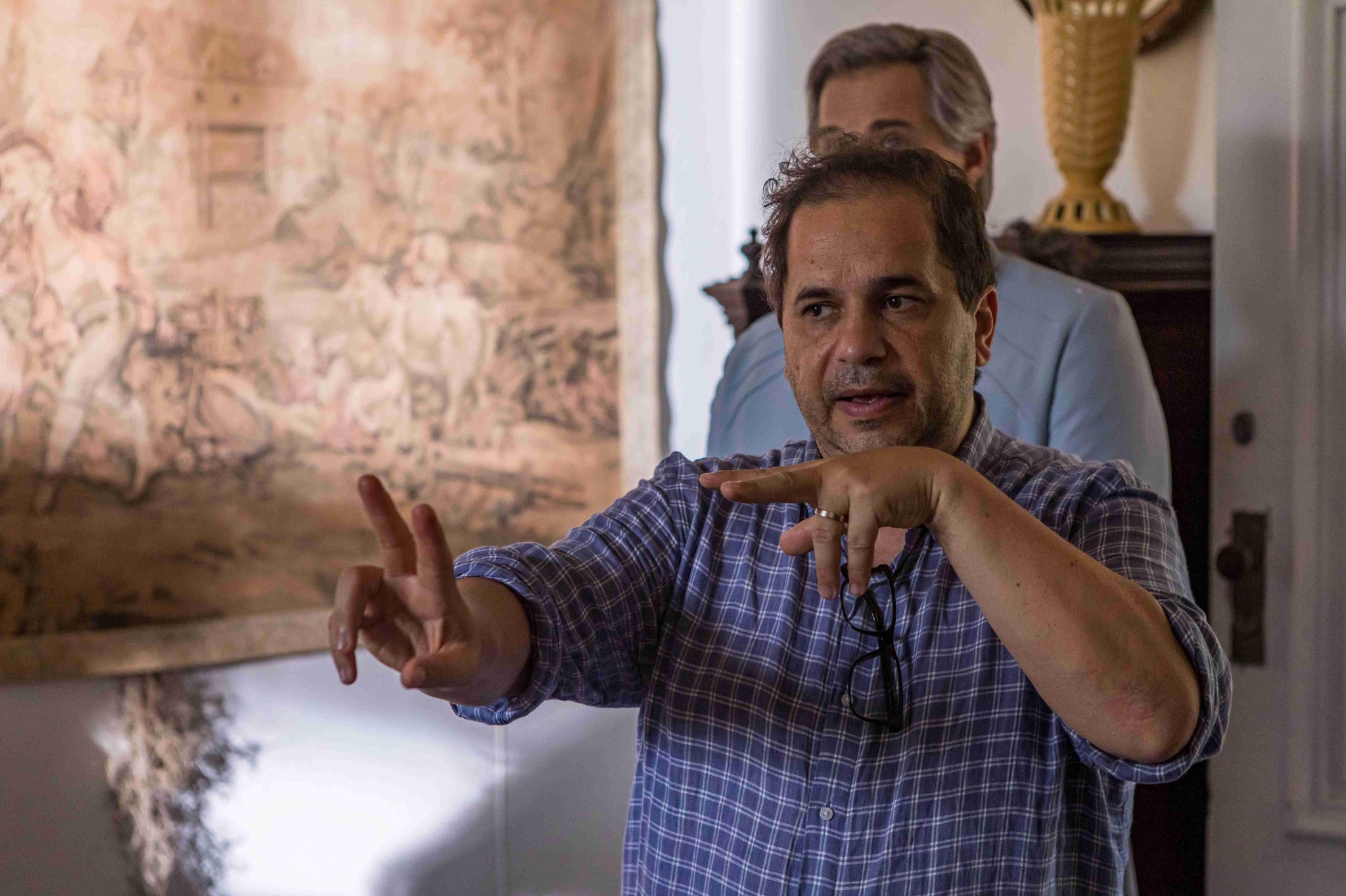 O diretor Wagner de Assis dirige cena com Edson Celulari