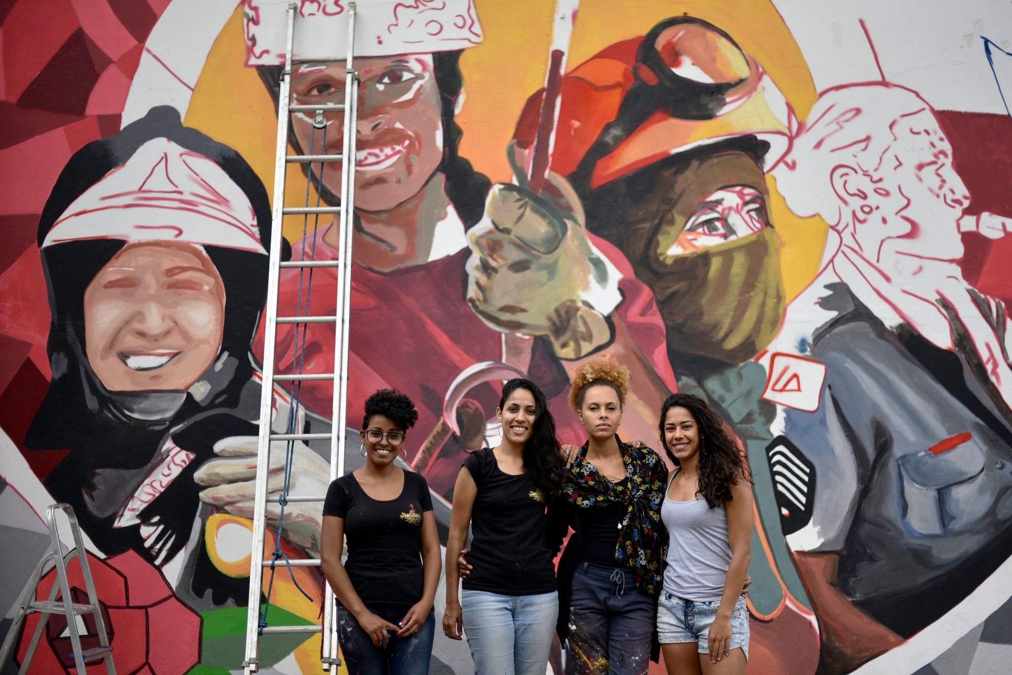 Mulheres da corporação foram grafitadas por coletivo feminino no muro do quartel militar