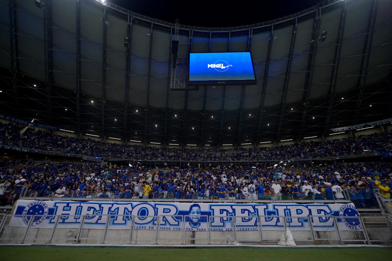 Torcida do Cruzeiro estende faixa com nome de Heitor Felipe no Mineirão 