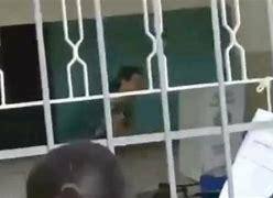 Testemunhas contaram que, no momento de votar, o homem tirou um pedaço de pau de dentro do guarda-chuvas e começou a bater na urna, enquanto gritava palavras desconexas