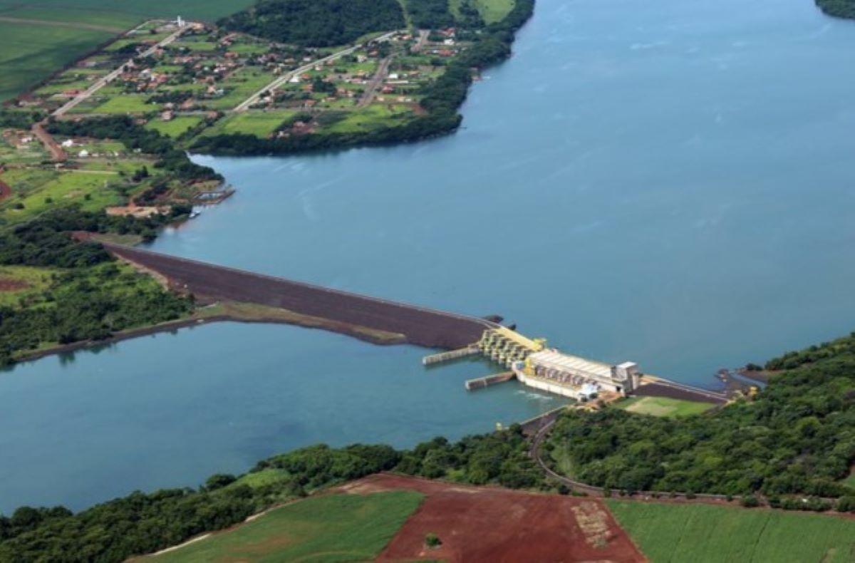 Barragem da Usina Hidrelétrica Igarapava no rio Grande na divisa entre Igarapava (SP) e Conquista (MG)