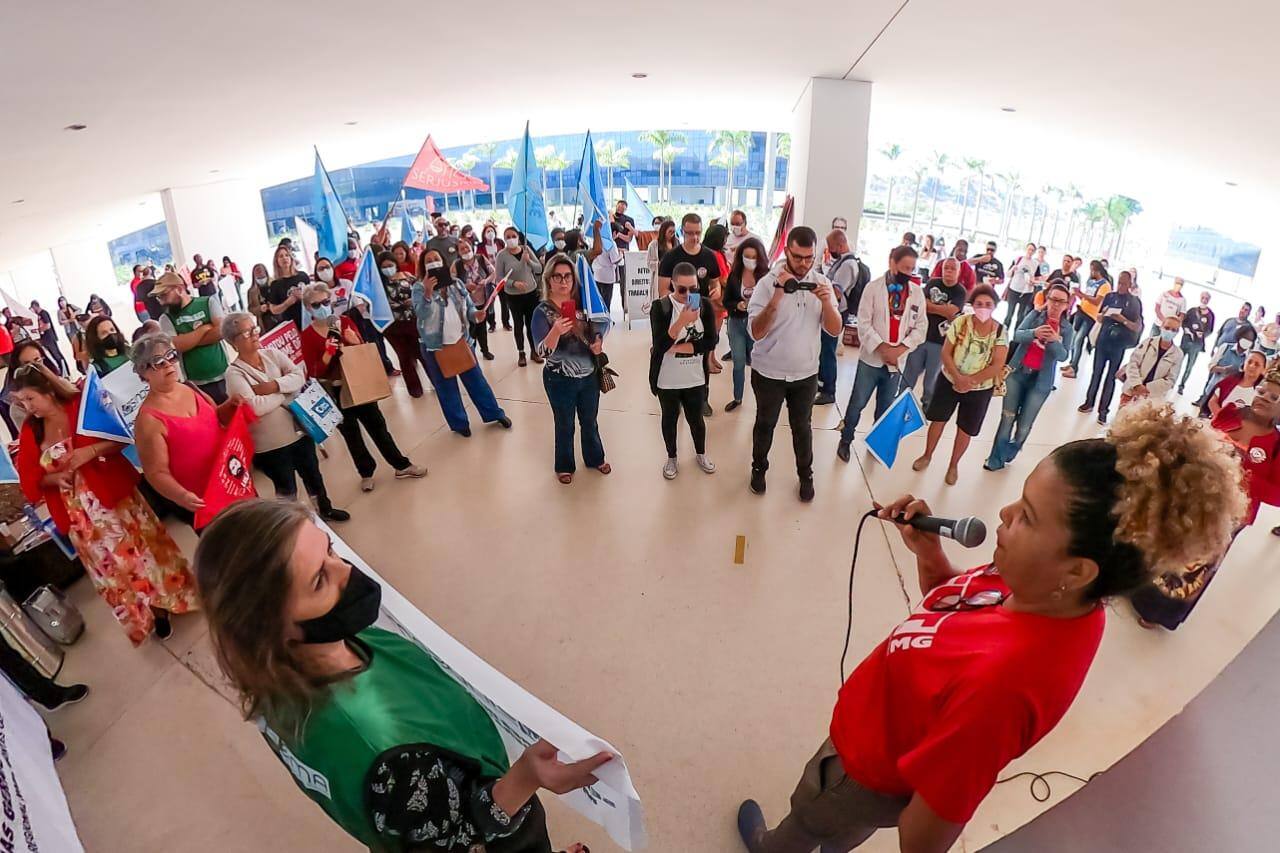 Para os manifestantes de centrais sindicais e servidores públicos, o RRF não elimina a dívida do Estado, apenas posterga seu pagamento