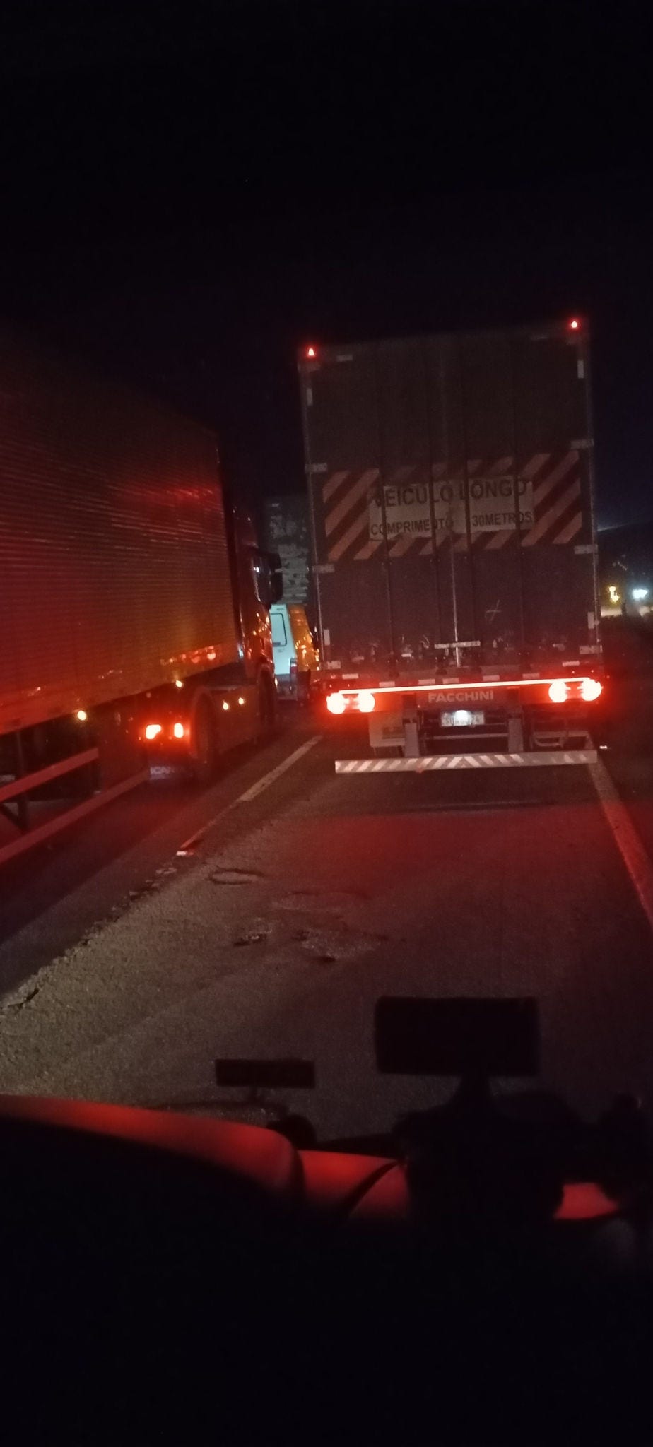 Trânsito parado na Fernão Dias na altura de campanha