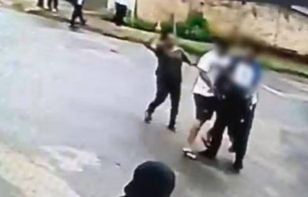 Mulher, mãe de um aluno, foi flagrada desferindo golpes de martelo em adolescentes do grupo rival