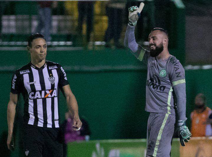 SC - COPA DO BRASIL/CHAPECOENSE X ATLÉTICO-MG - ESPORTES - O goileiro Jandrei, da Chapecoense, comemora pênalti perdido por Ricardo Oliveira em   partida contra o Atlético Mineiro, válida pelas oitavas de final da Copa do Brasil 2018,   na Arena Condá, em Chapecó, nesta quarta- feira (16).   16/05/2018 - Foto: LIAMARA POLLI/AGIF/ESTADÃO CONTEÚDO