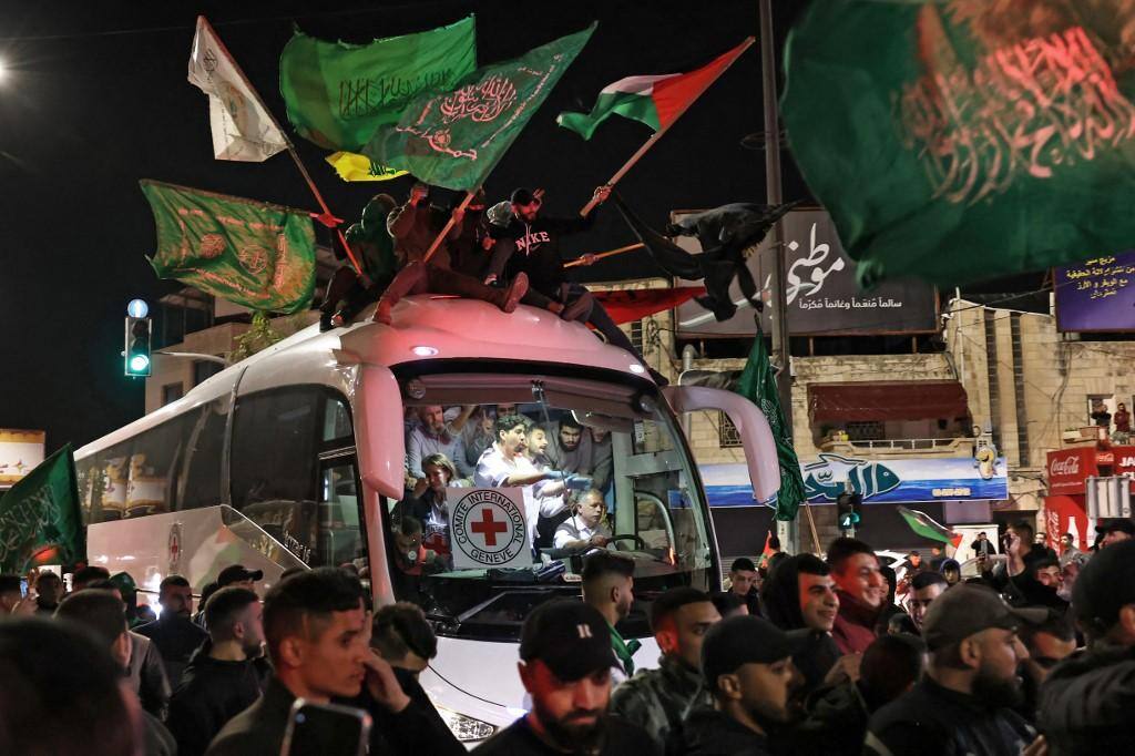 Veículo da Cruz Vermelha chga à Cisjordânia com ex-prisioneiros palestinos, libertados por Israel 26112023