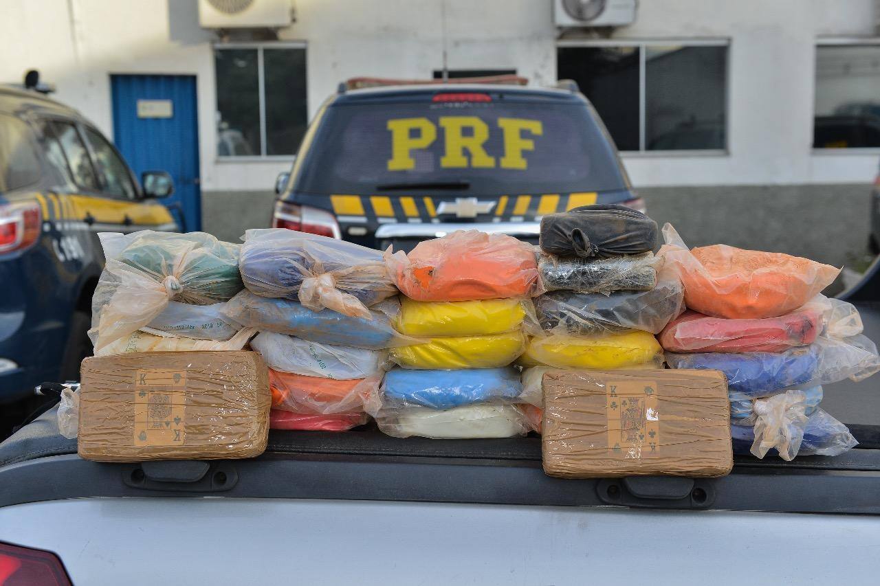 Policia Rodoviária Federal faz apreensão de 31 quilos de cocaína no trevo de Ribeirão das Neves