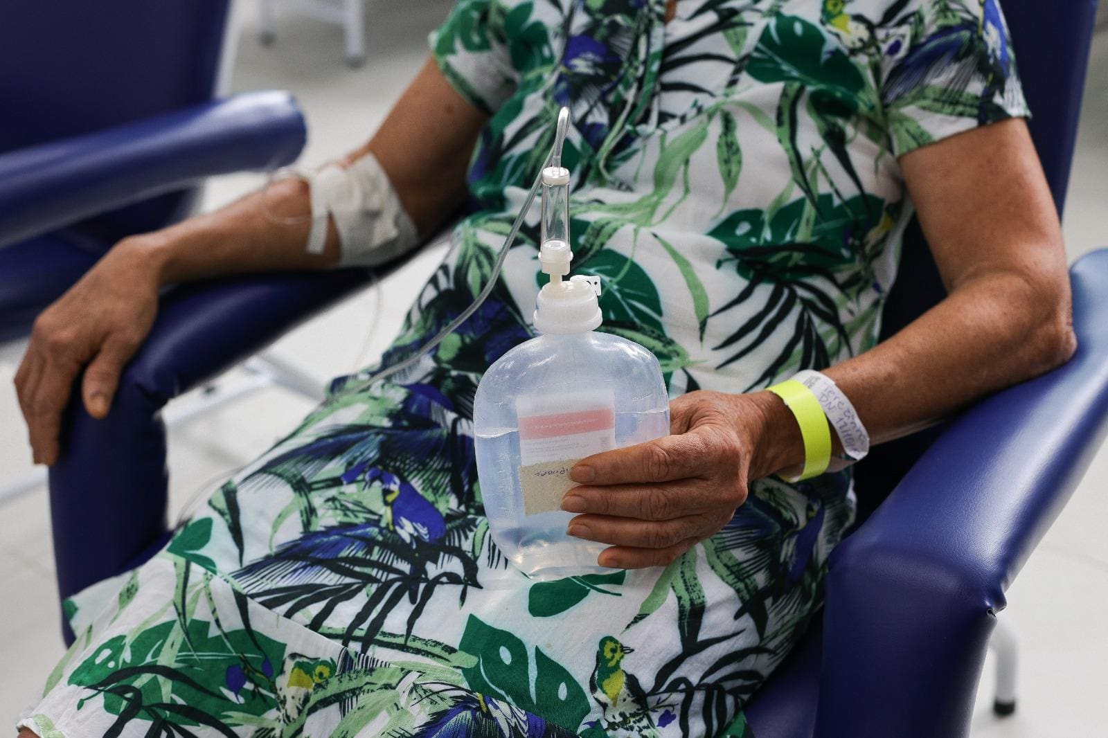 Febre, dores no corpo, cansaço e manchas na pele são sintomas da doença