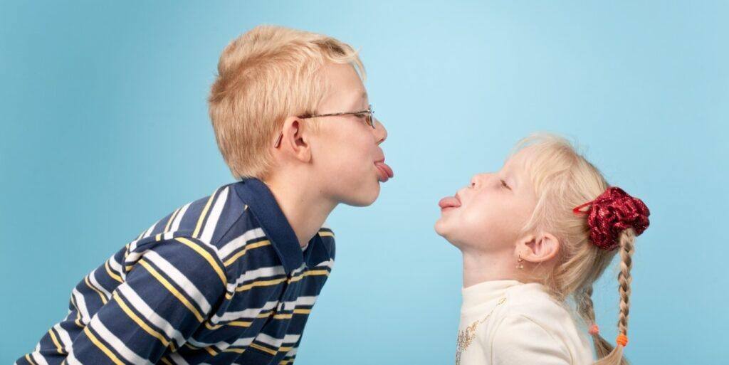 Tutores devem evitar comparar filhos, pois atitude acirra rivalidade e leva a comportamento conflituoso entre as crianças