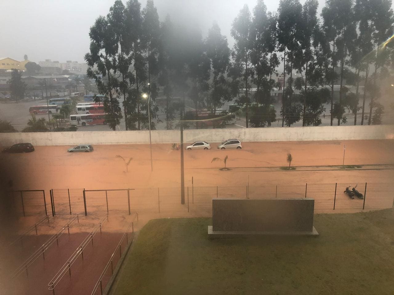 Campus da UNA em Contagem, na região metropolitana de Belo Horizonte, ficou alagado