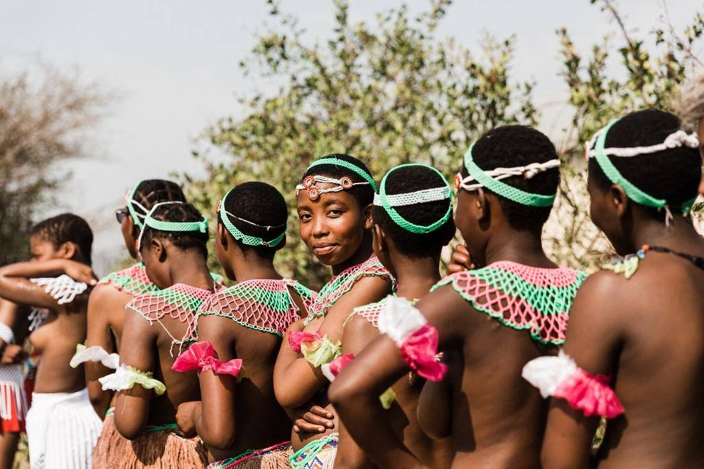 Moças aguardam o início da dança dos juncos, para o rei Zulu Cerimônia é questionada pelos defensores de direitos humanos por causa dos testes de virgindade