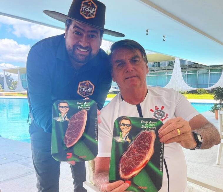 Bolsonaro ostenta picanha que custa R$ 1800 o quilo em churrasco com amigos