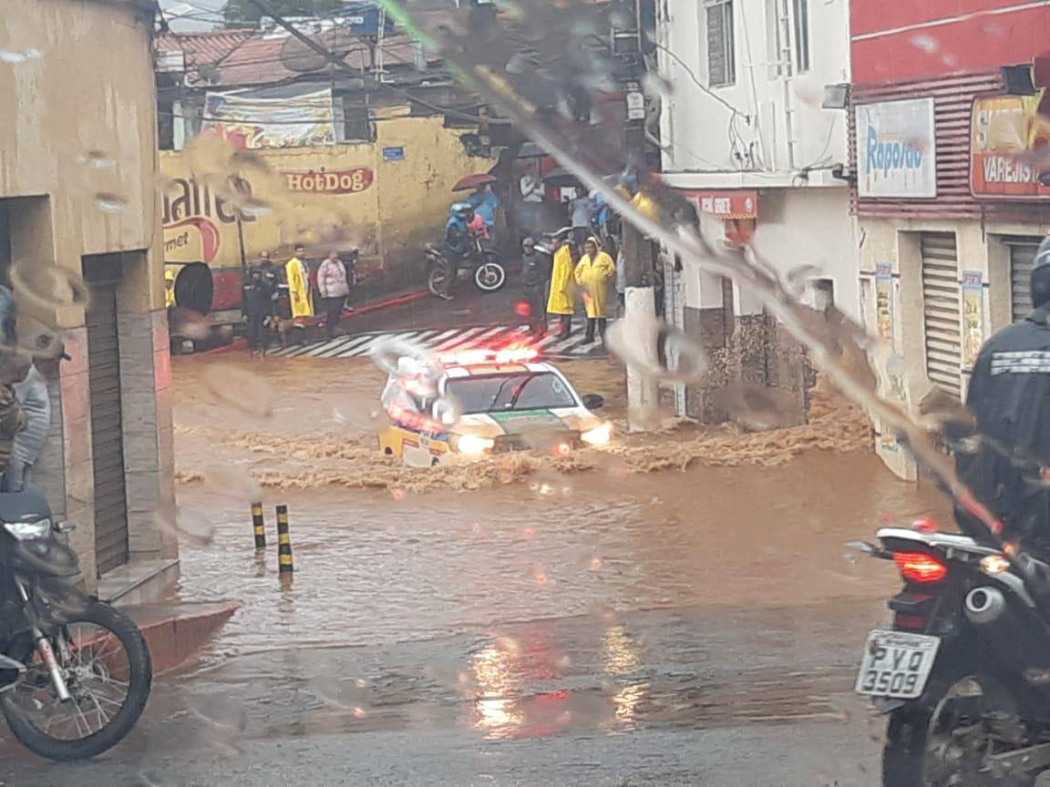 viatura da polícia militar raposos chuva
