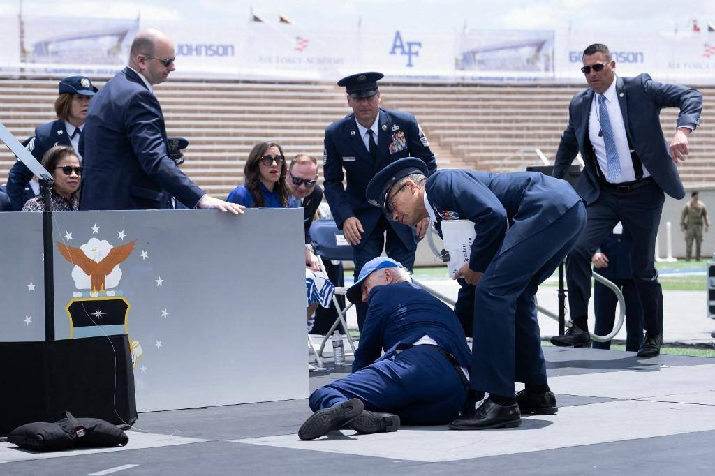 Joe Biden cai em evento militar 162023