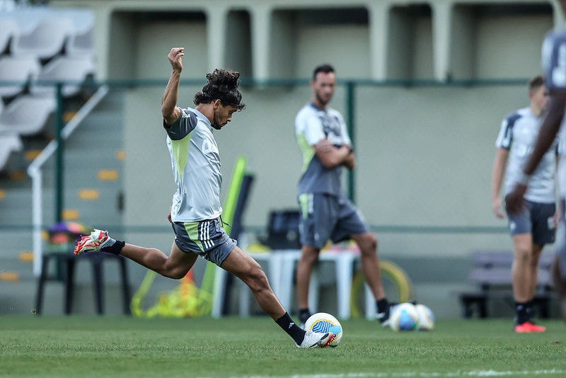 O meia Gustavo Scarpa cumpriu suspensão diante do Atlético-GO e volta ao time atleticano contra o Flamengo