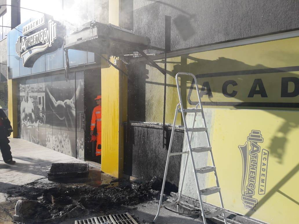 Bombeiros combatem incêndio em academia dentro de shopping em Montes Claros