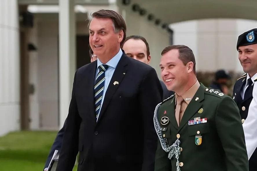 Ex-presidente Jair Bolsonaro ao lado de seu ajudante de ordens, o tenente-coronel Mauro Cid