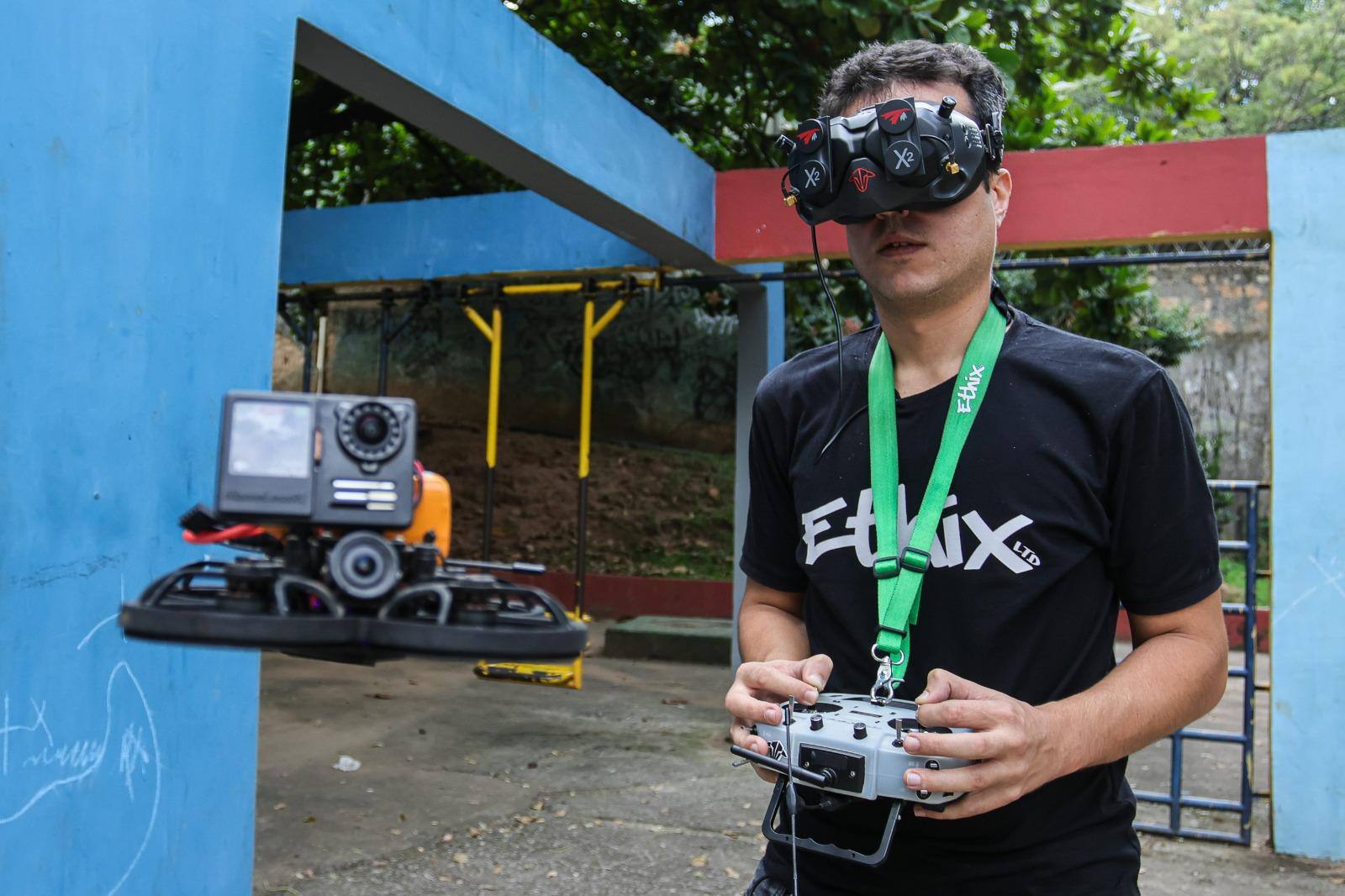 André é piloto de drone profissional há 4 anos