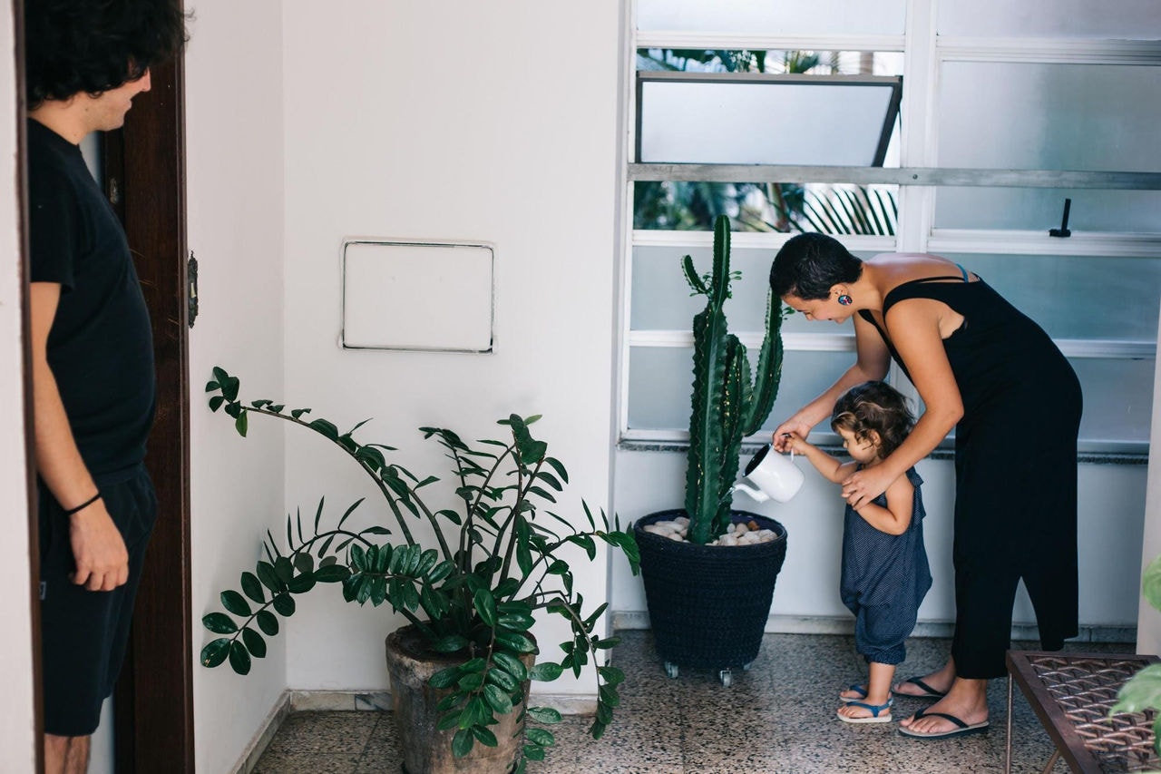Laís, a filha e o marido em isolamento social