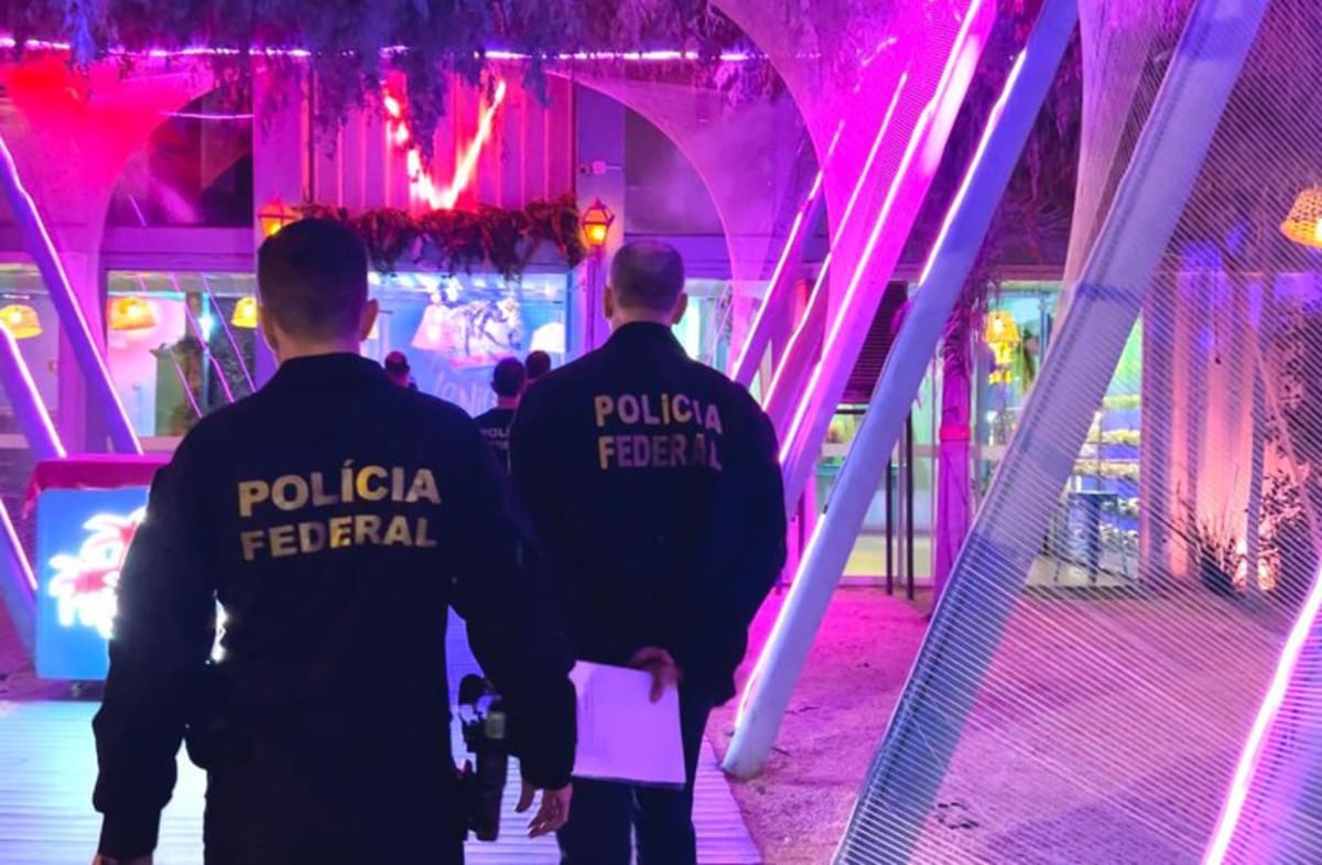 Imagem mostra agentes da Polícia Federal 