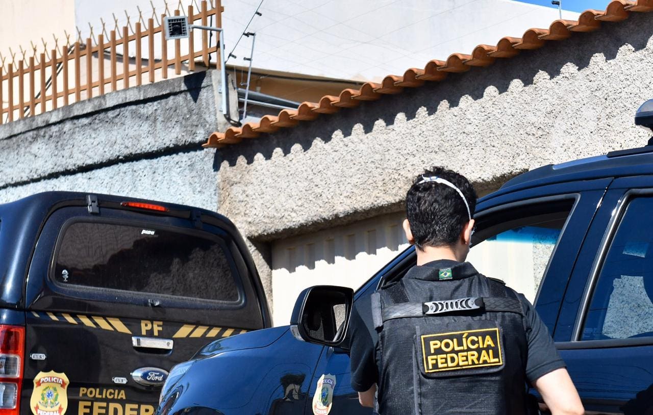 PF cumpriu mandado de busca e apreensão na garagem da Saritur