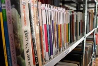 Cada biblioteca deve ter pelo menos um livro para cada aluno matriculado