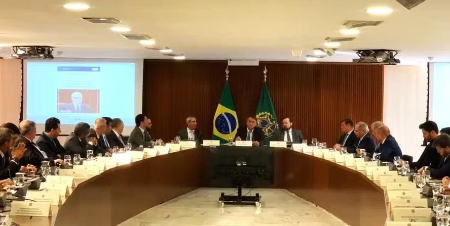 Bolsonaro reunido com ministros: para a PF, as imagens, que têm mais de uma hora de duração, revelam “o arranjo de dinâmica golpista, no âmbito da alta cúpula do governo”