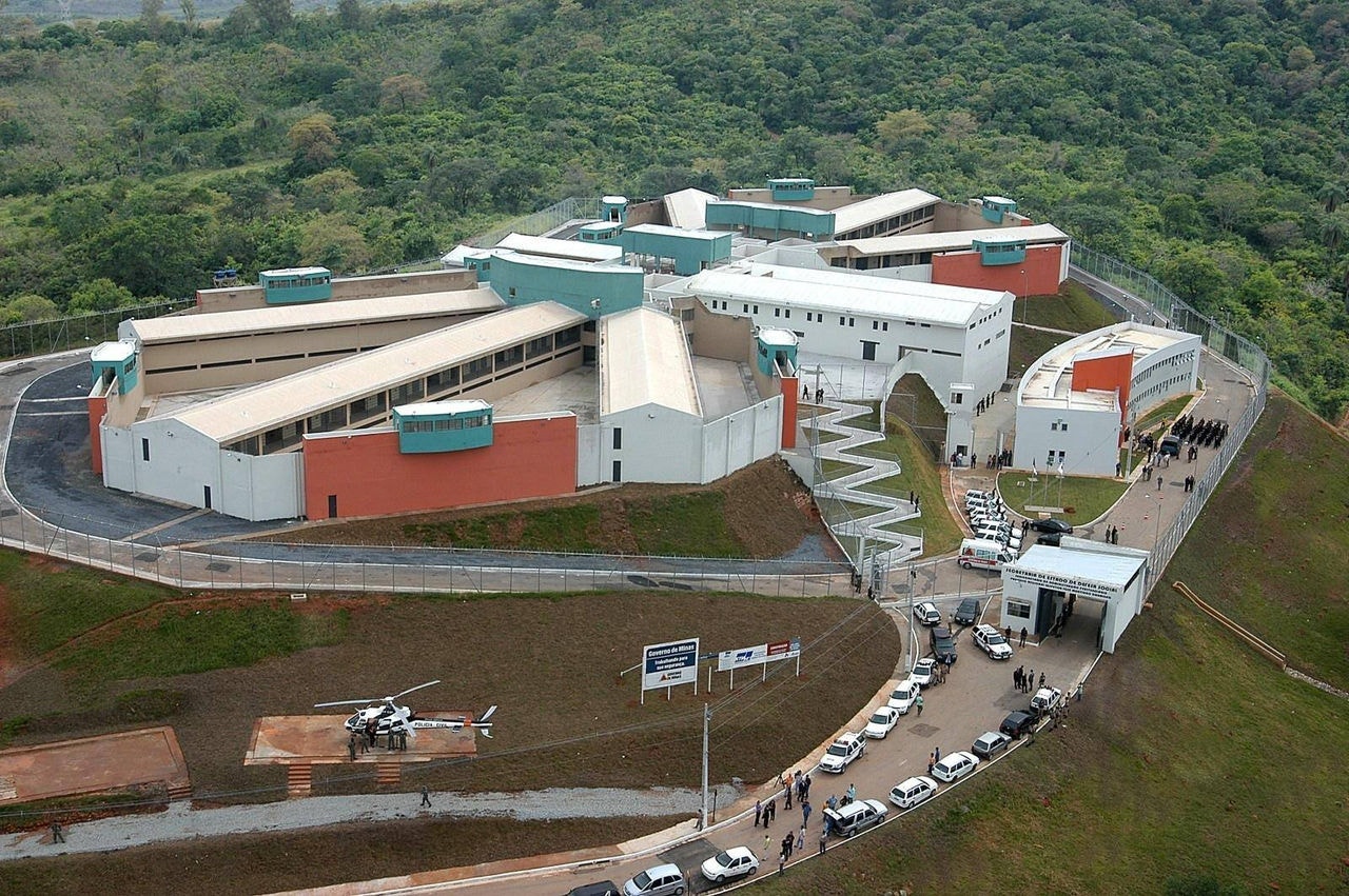   Governador Aécio Neves participa de inauguração do Presídio Re