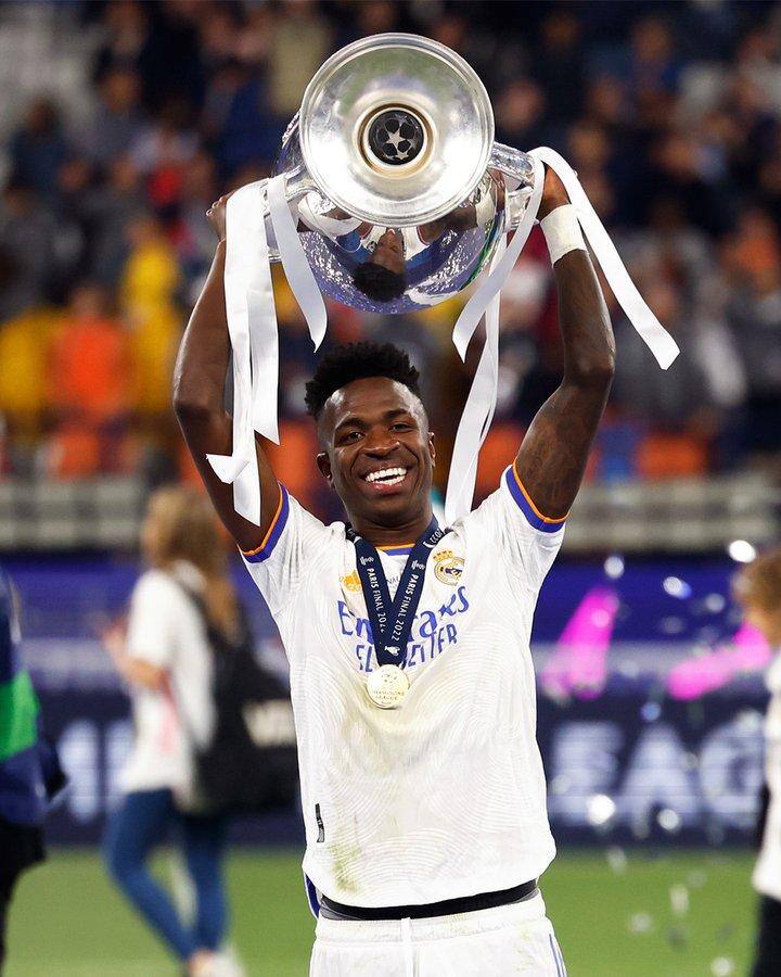 Vinicius Junior levanta taça da Champions 2022 conquistada pelo Real Madrid