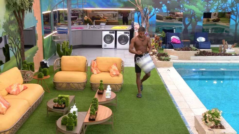 Davi pensa em jogar balde de água em Leidy após treta