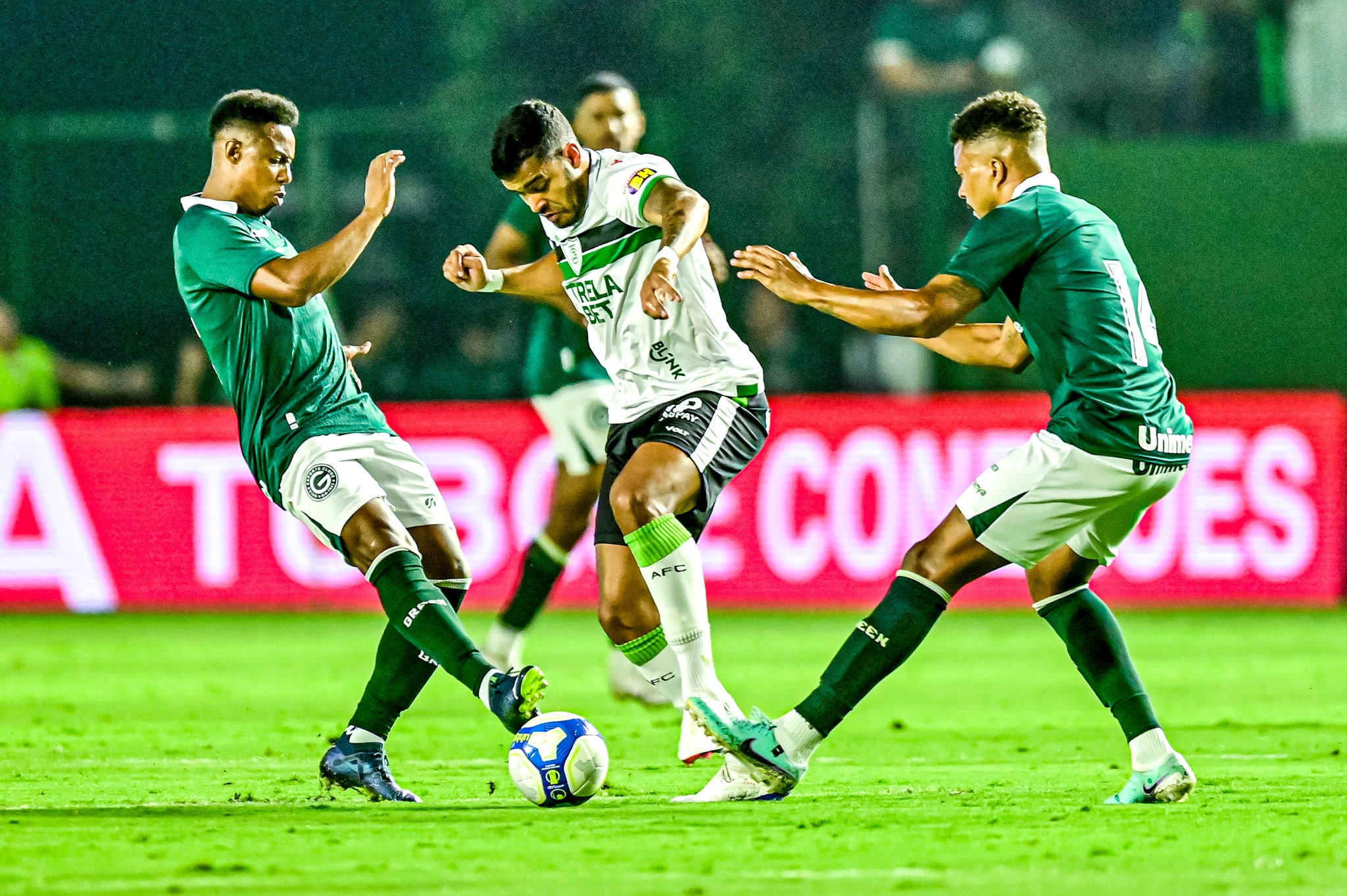 Goiás e América se enfrentaram pela 13ª rodada do Campeonato Brasileiro da Série B