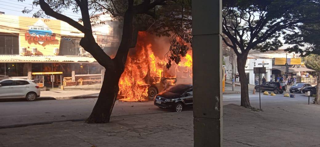 Ônibus com quase 40 passageiros pega fogo e atinge fiação elétrica no Barreiro