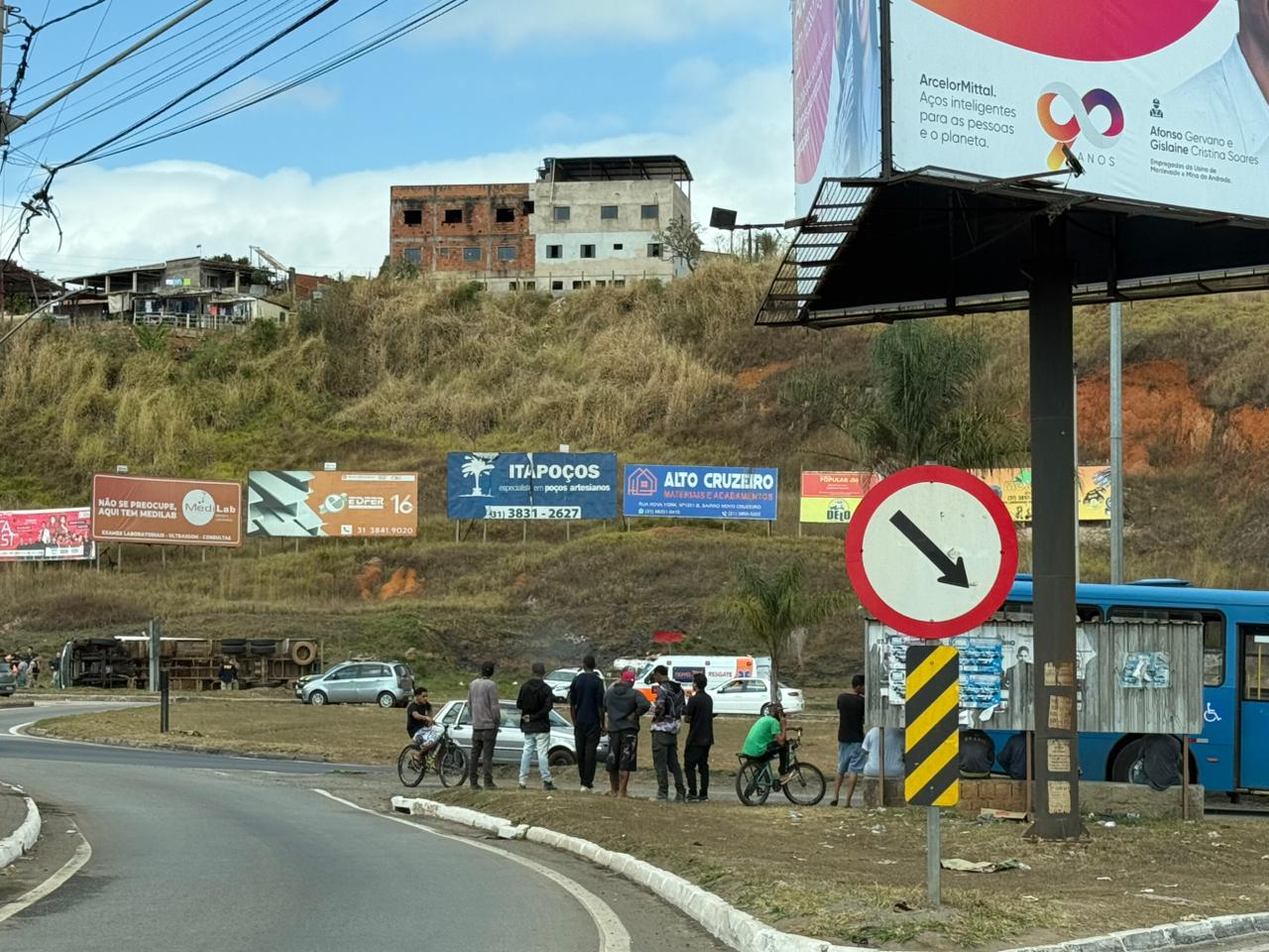 Tombamento de carreta causa congestionamento na BR-381, em João Monlevade 