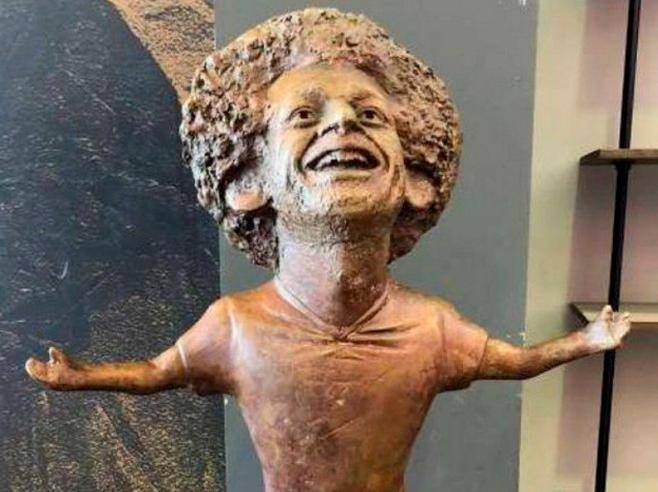 Salah ganha estátua 'bizarra' e vira piada na internet