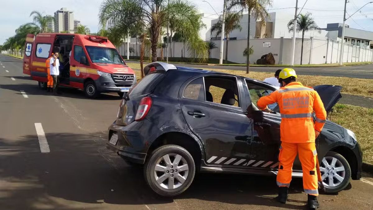 Adolescente capotou o carro após perder o controle do veículo 