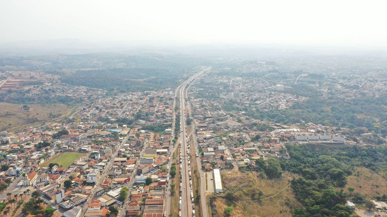 BR-381, em Igarapé, também está completamente fechada no sentido São Paulo