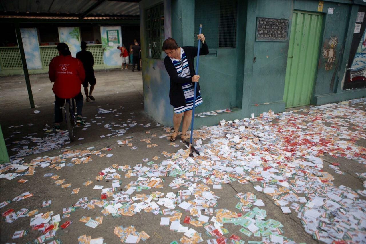 Homem é preso por jogar santinhos próximo a local de votação