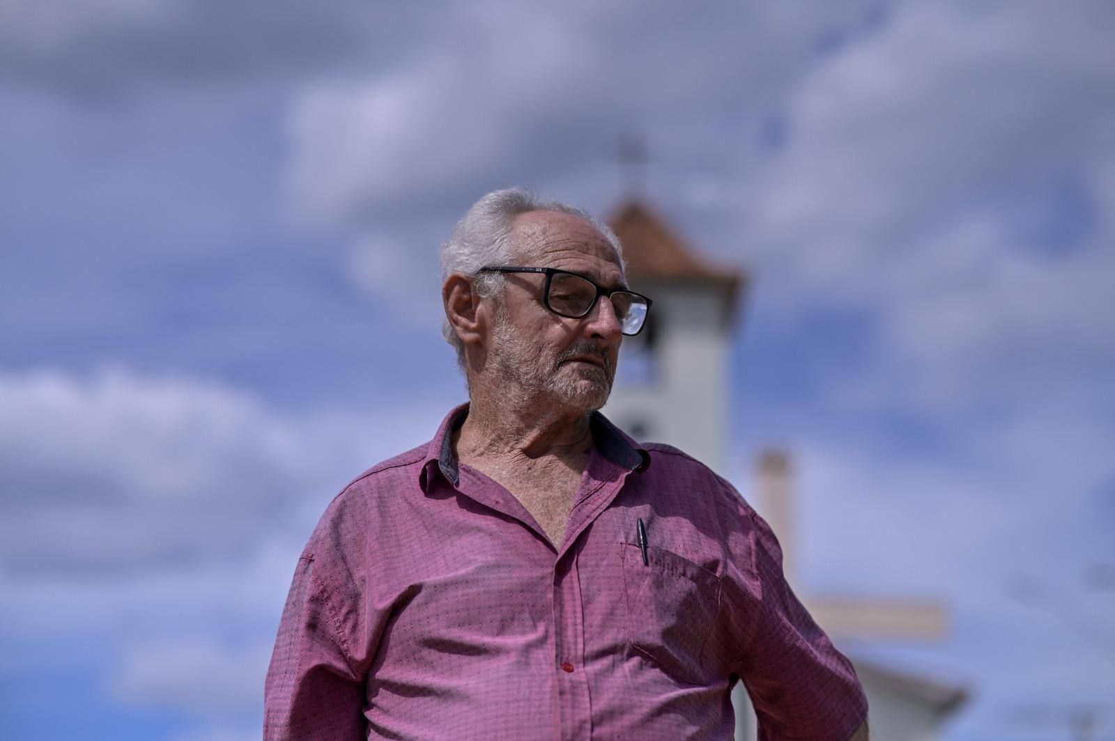 Morador do distrito de Senador Mourão, seu Tarcísio de Oliveira, de 78 anos, defende regulação do garimpo