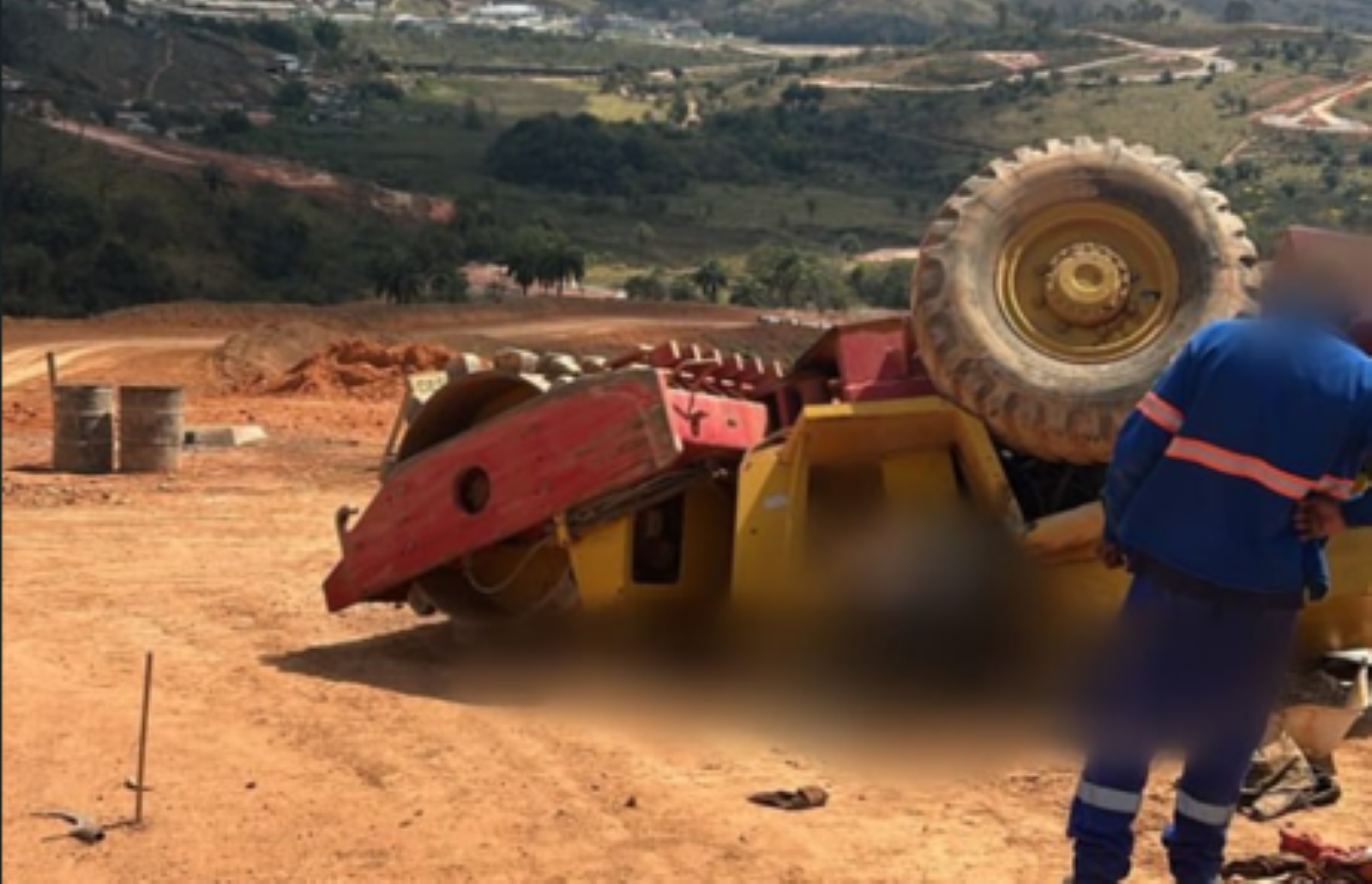 Máquina de rolo compactador ficou caída sobre o idoso em Lafaiete