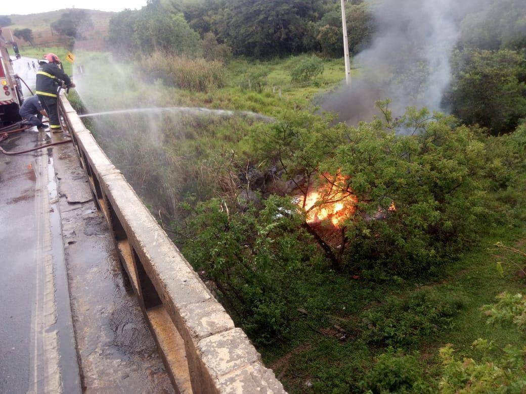 Camionete cai de ponte, pega fogo e duas pessoas ficam em estado grave