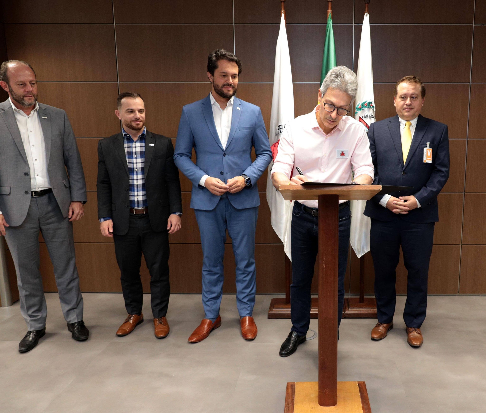 Governador Romeu Zema assina o protocolo de intenções para investimentos do Grupo Atlas em MG