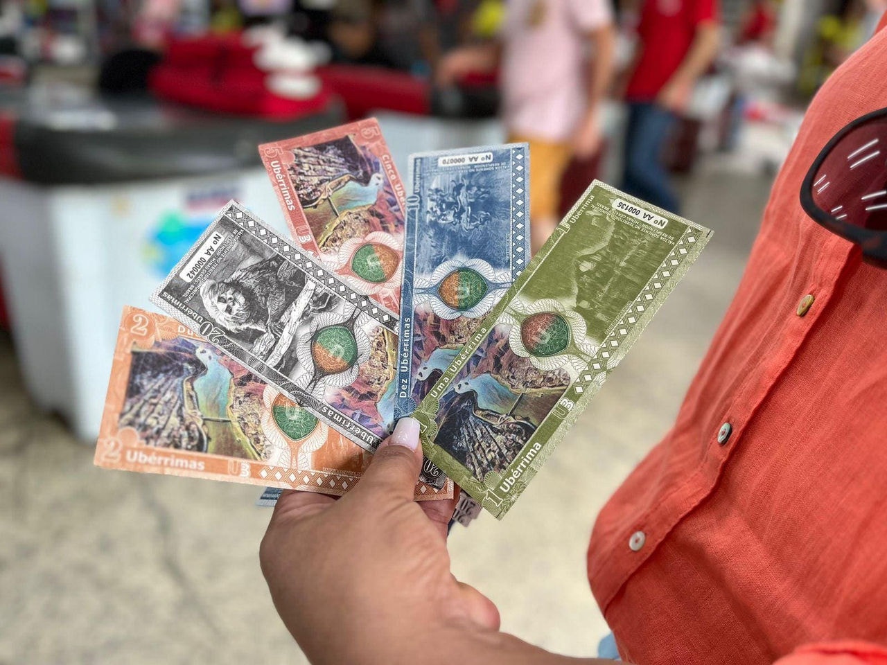 Cédulas da Ubérrima, moeda criada para circular em Resplendor, no Vale do Rio Doce